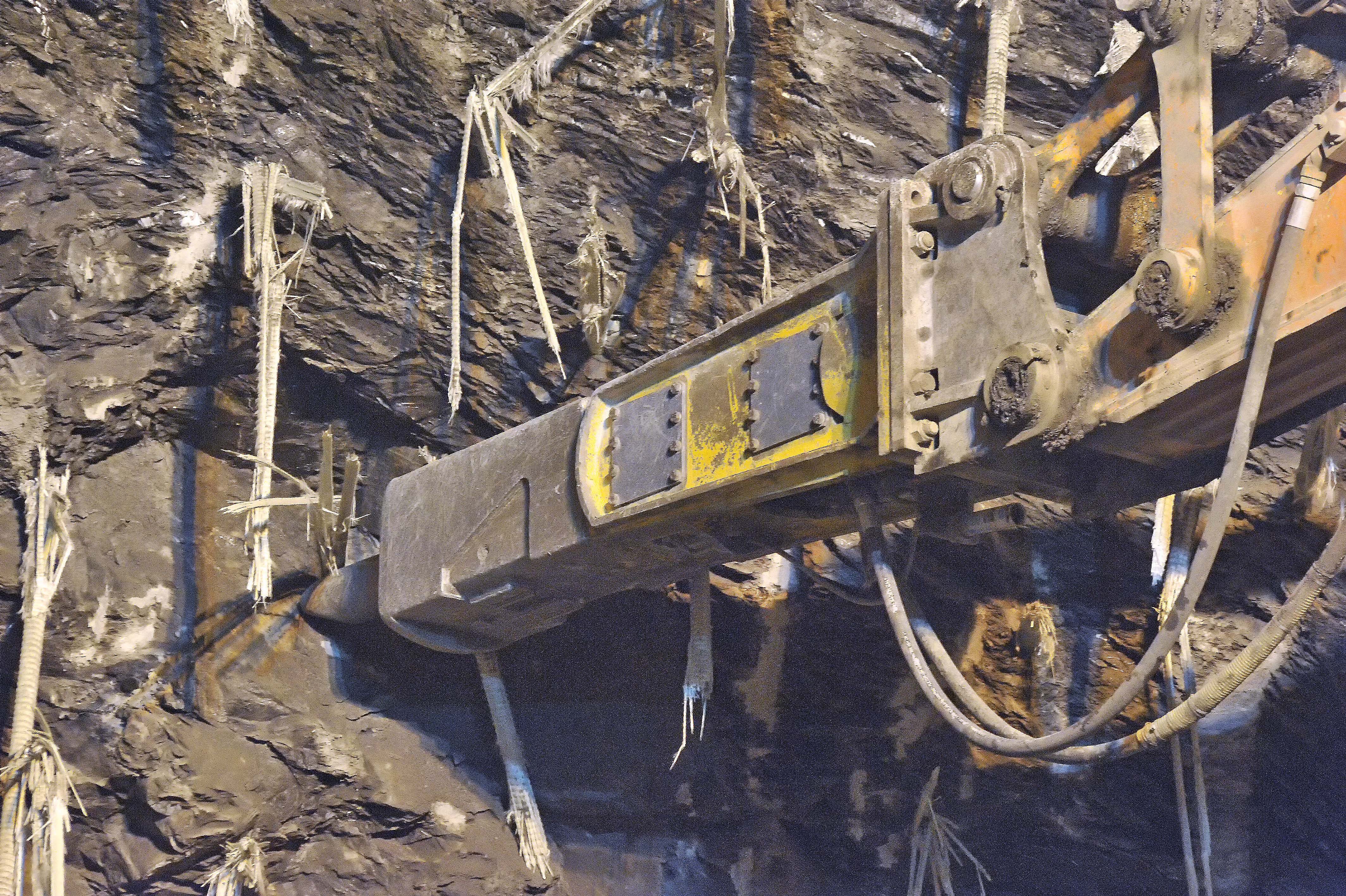 Hydraulic hammers used for tunneling work 