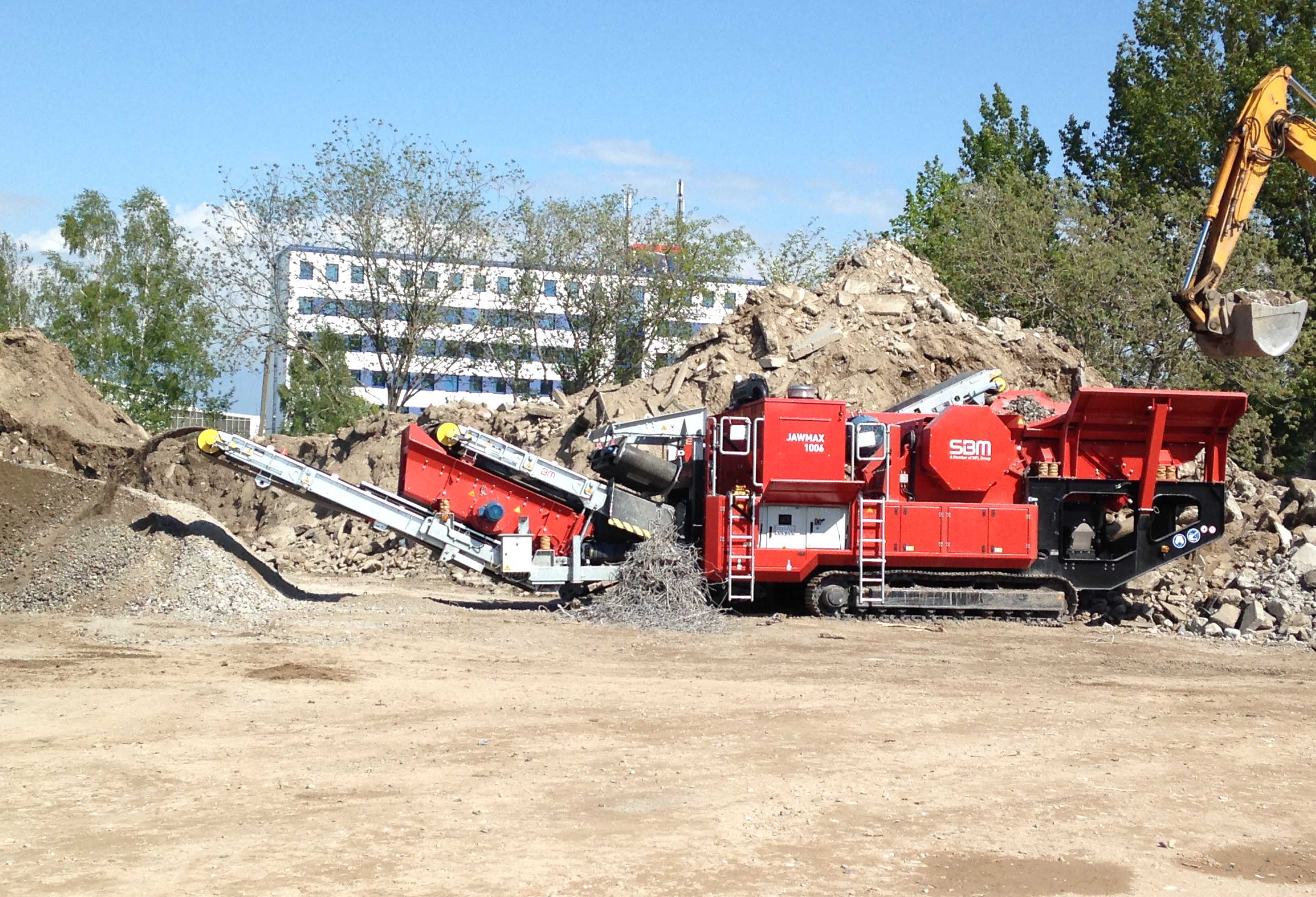 SBM JAWMAX 1006 mobile crushing and screening plant 