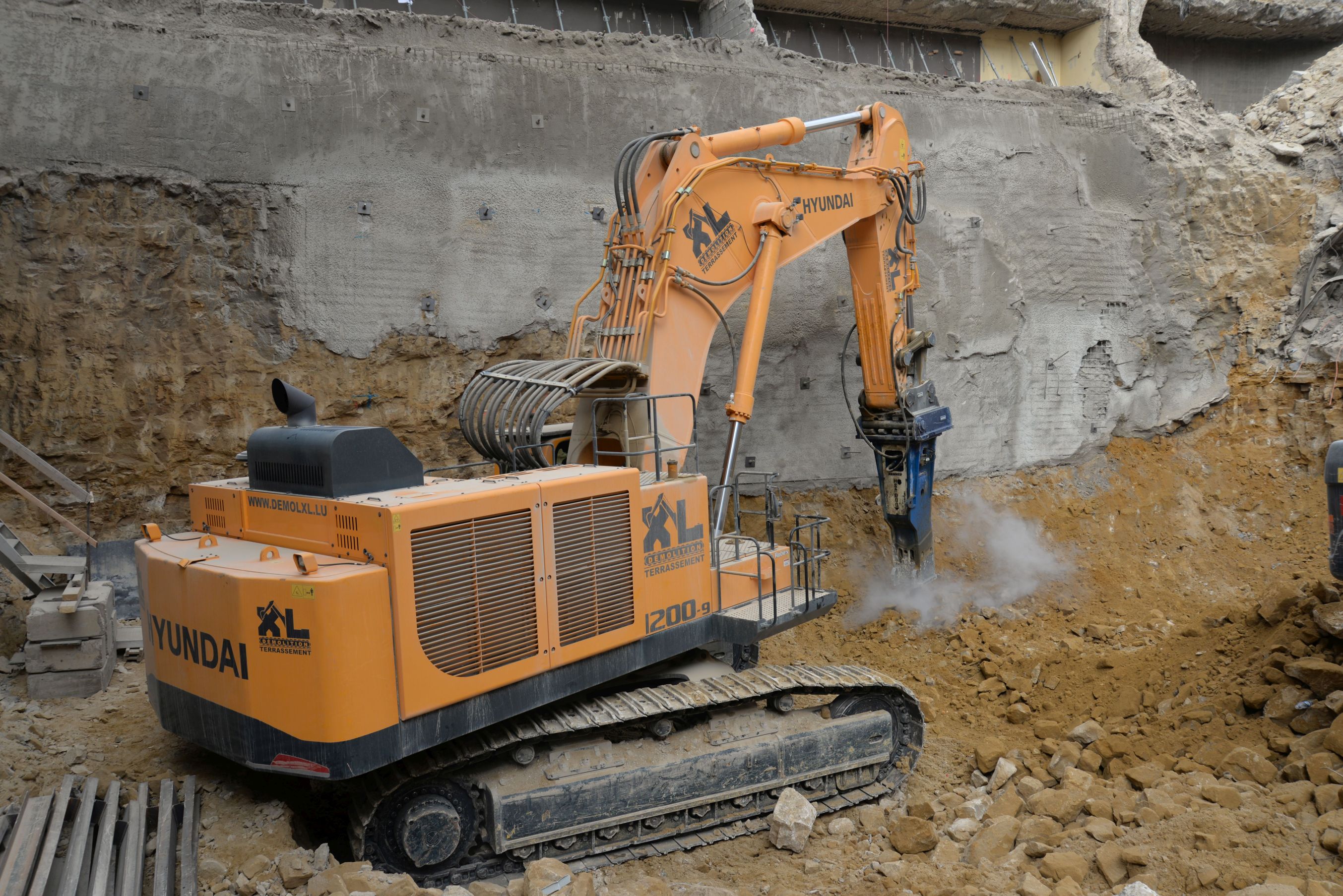 Breaking smart - Hyundai’s R1200-9 excavator in Luxembourg.jpg