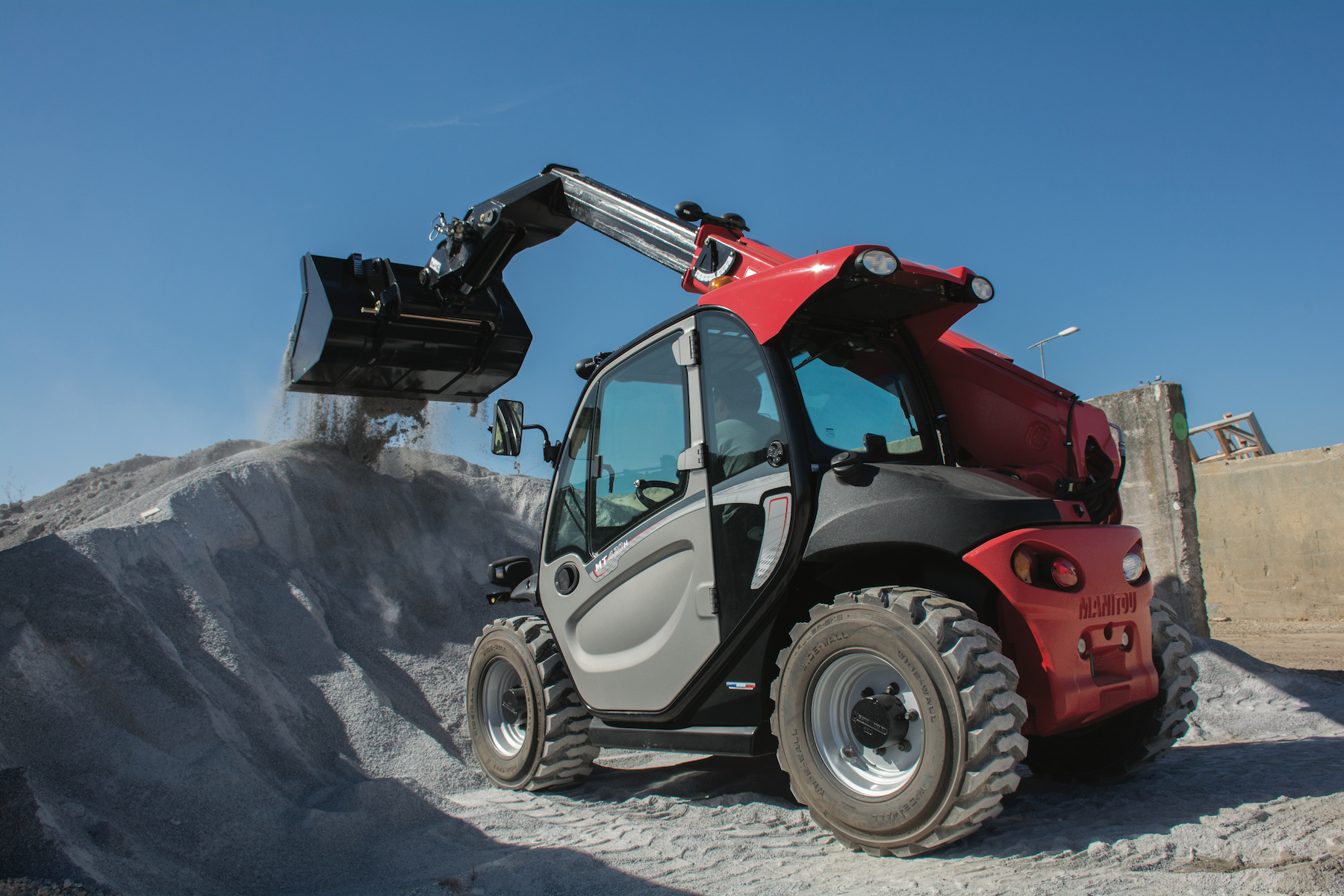 Manitou introduces the MT732 to MT1840 Easy telehandlers.jpg