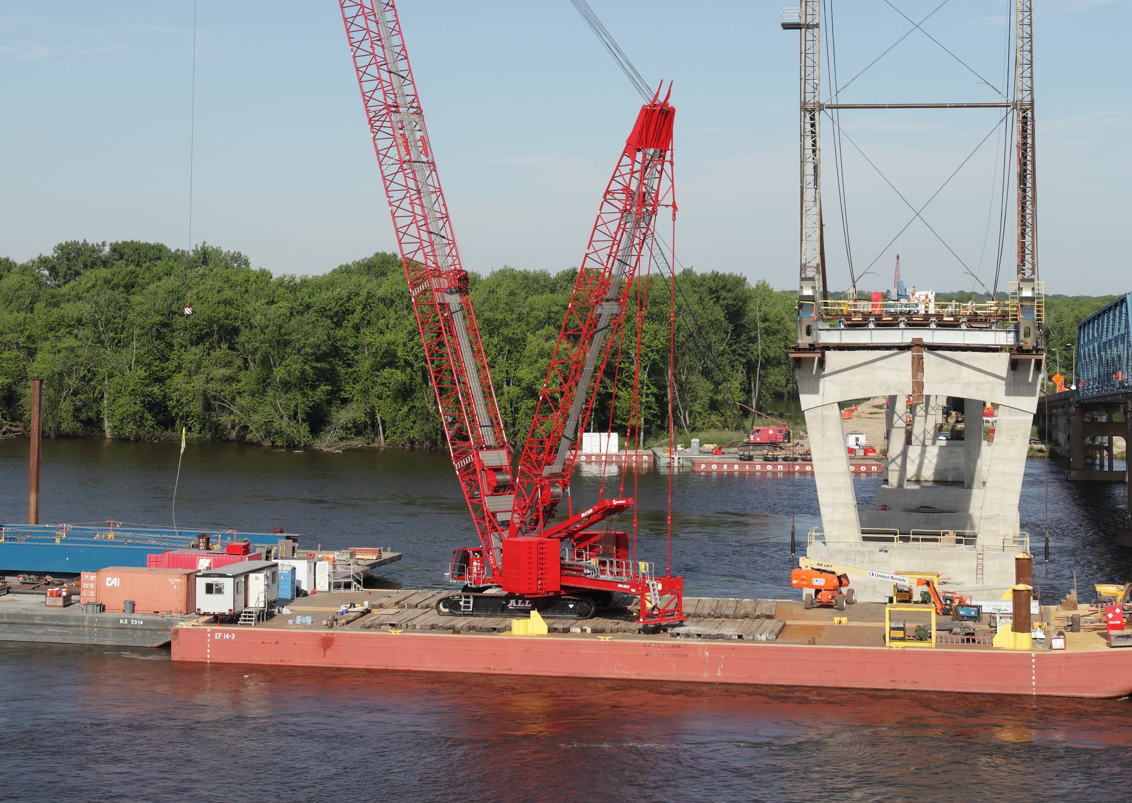 1Barge-mounted-MLC300-brings-enhanced-stability-to-Illinois-bridge-replacement-32.jpg