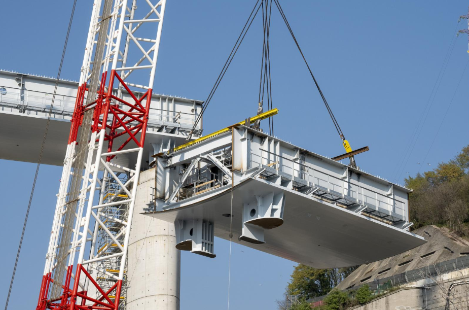 Another bridge deck section is carefully lifted into place (photo courtesy Salini Impregilo/PerGenova)