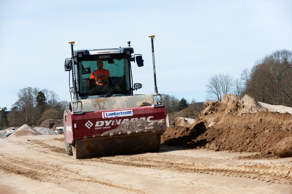 Using a machine control package from Leica Geo systems on the Dynapac compactor has helped optimise working on the Swedish road project
