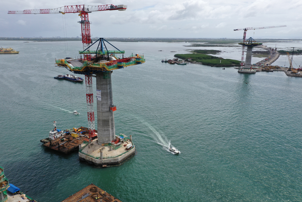 Getting set for main span construction | image courtesy CCLEx