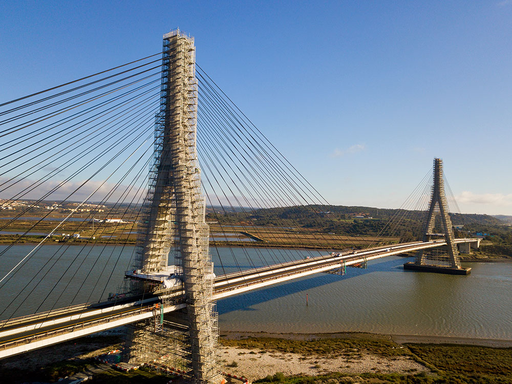 The 100m-high pylons of the Guadiana International Bridge were covered with ULMA’s BRIO Modular Scaffolding to facilitate the repair of suspension cables (image courtesy ULMA)