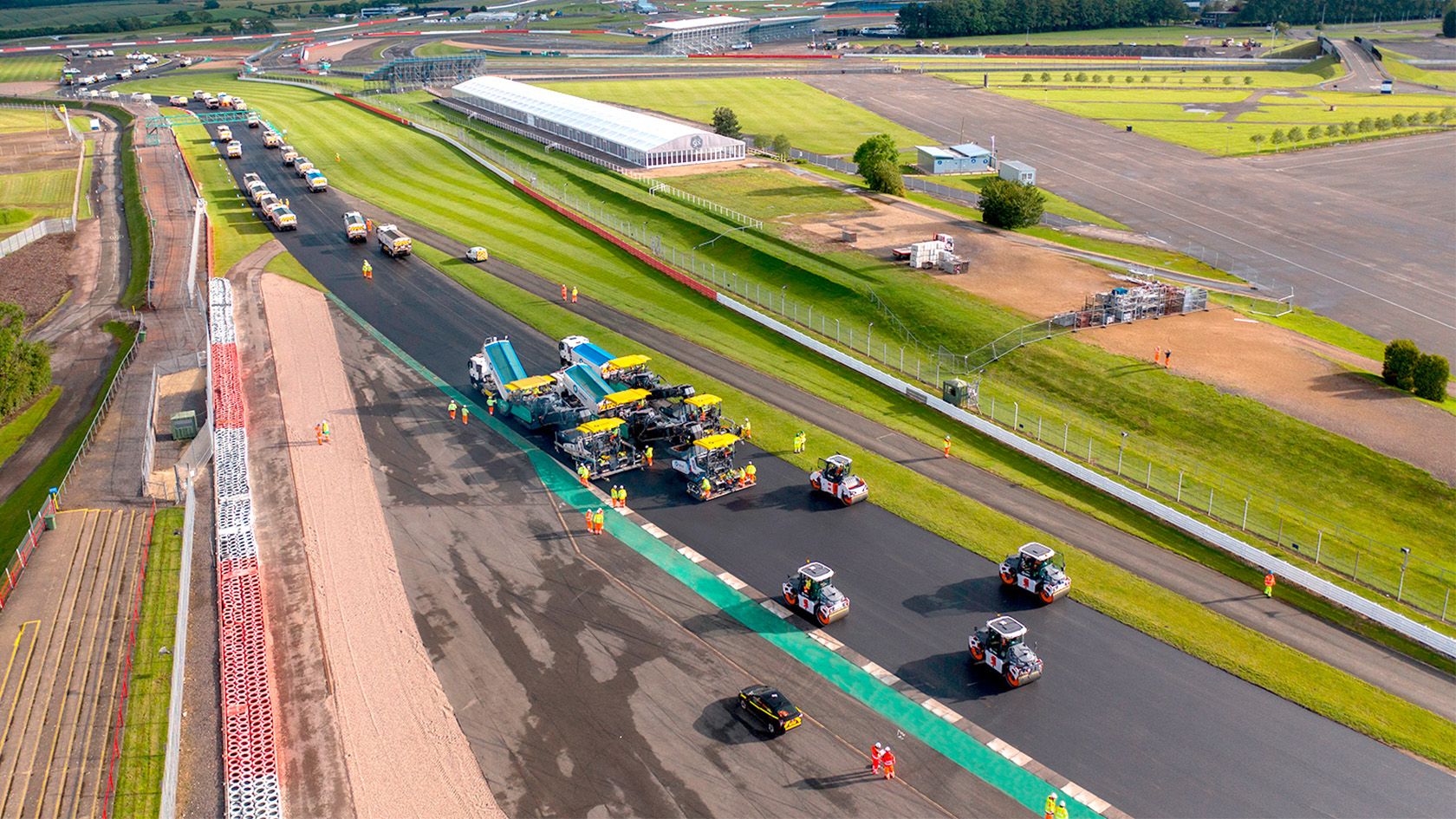 Vögele material feeders and pavers were used to pave in echelon, with compaction using Hamm rollers for the Silverstone job