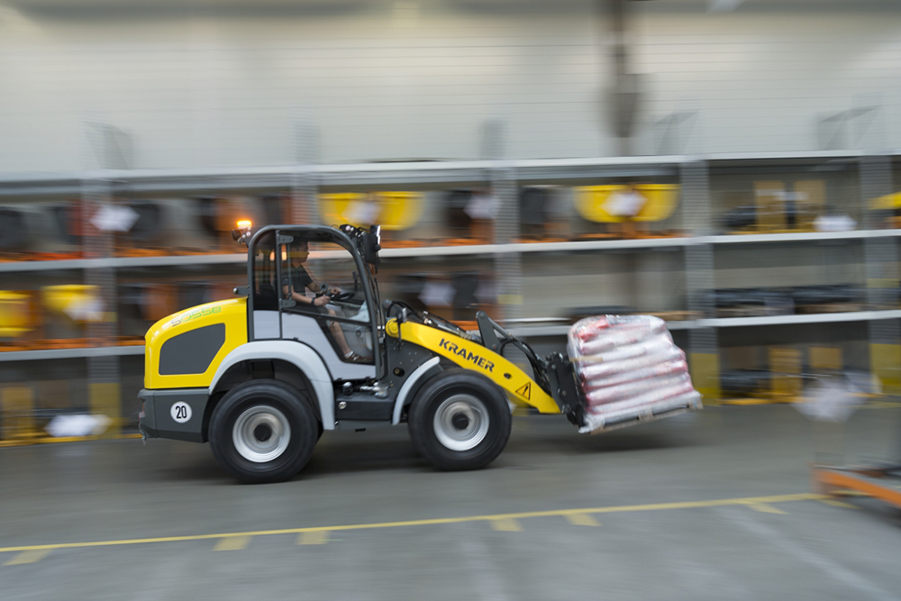 Due to the all-wheel steering, Kramer’s all-wheel steered electric wheel loader 5055e is extremely manoeuvrable