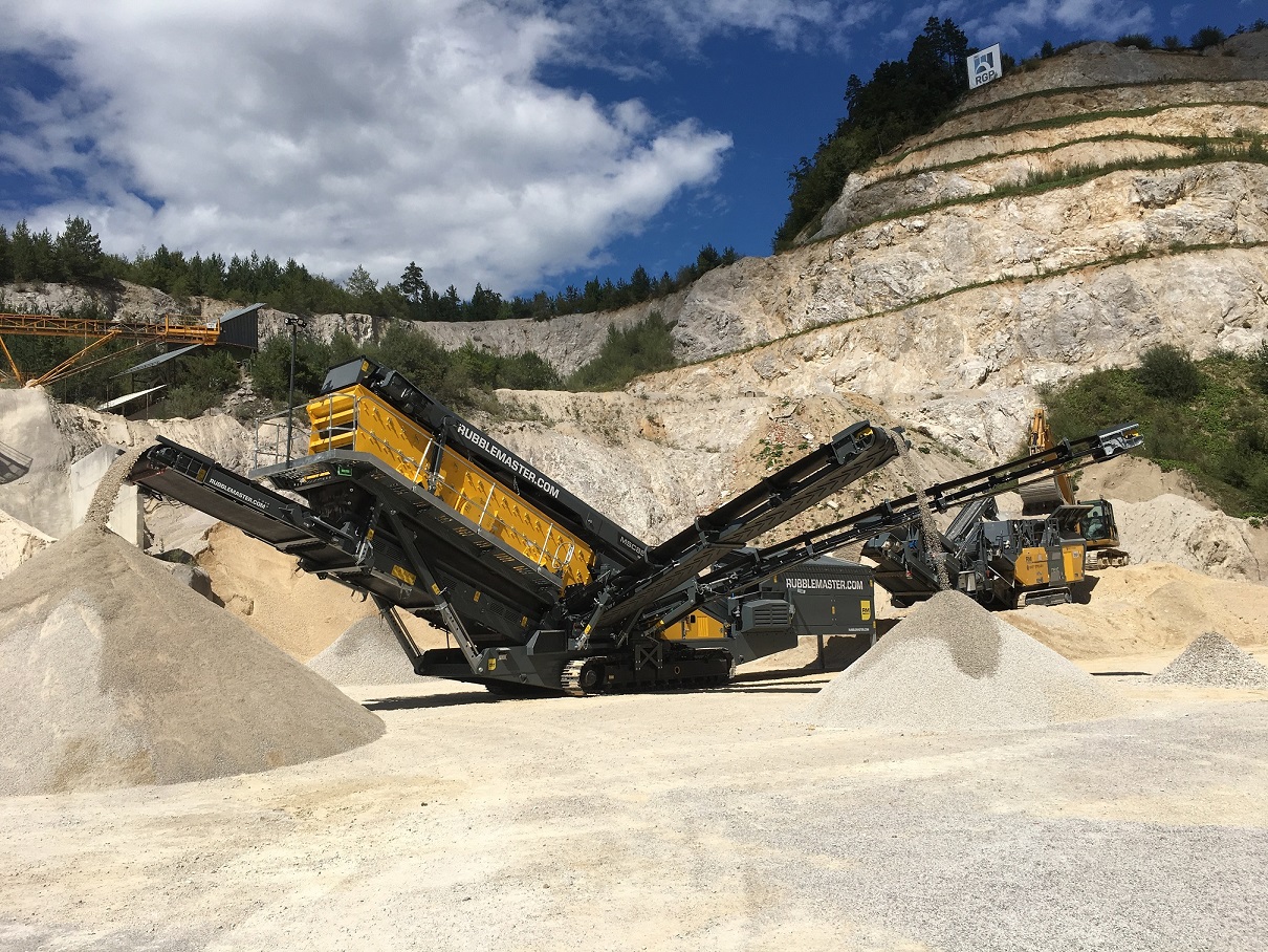 An RM 120GO! crusher and RM MSC8500e screener in action
