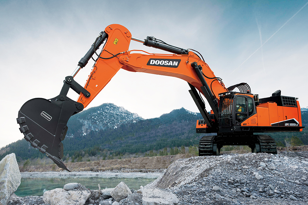 The DX1000LC-7 excavator is powered by the new stage V version of the proven Perkins 2806J diesel engine