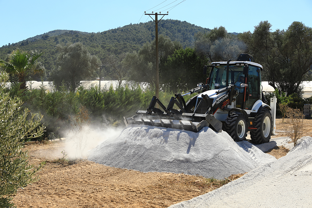 The turbocharged engine of Hidromek’s  SUPRA series backhoe loaders maintains high torque even at low rpm