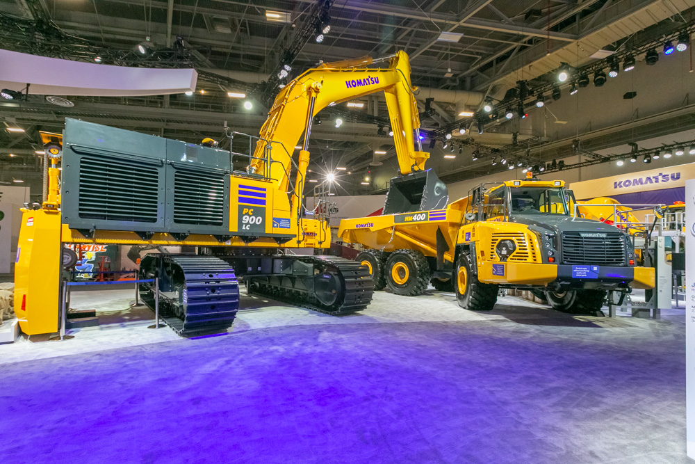 Komatsu’s big PC900LC-11 is shown for the first time in North America 