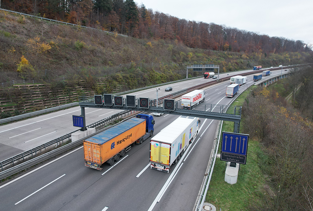 The set-up consists of four display cross-sections with LED variable VMS, eight pole installations for VMS or camera technology as well as 12 route stations (image courtesy Autobahn GmbH Niederlassung Südwest)