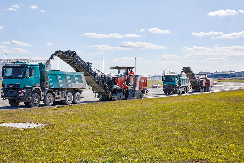 A team of 15 Wirtgen milling machines was used to remove the old concrete runway and taxiway surfaces at Leipzig/Halle Airport in Germany
