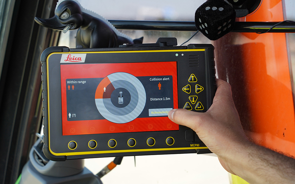 Leica iCON PA80: Integrates the Personal Alert functionality into the Leica MC1 machine control solution.