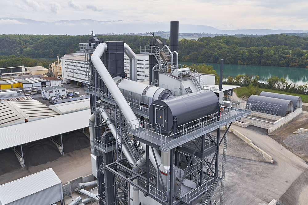 Fig. 2: Benninghoven plant with a hot gas generator for the production of asphalt from up to 100% milled material. (Source: Wirtgen Group)