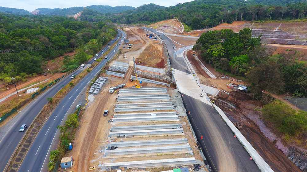 The precast beams were built onsite and transported to different points using internal lanes (image courtesy of Public Works Ministry of Panama (MOP))