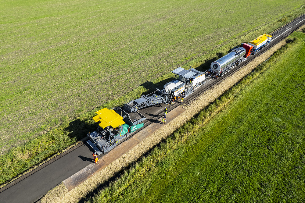 Granulation, mixing and paving in a single pass: the Wirtgen Group cold recycling train sustainably and efficiently rehabilitated an agricultural road in the Netherlands while saving resources.