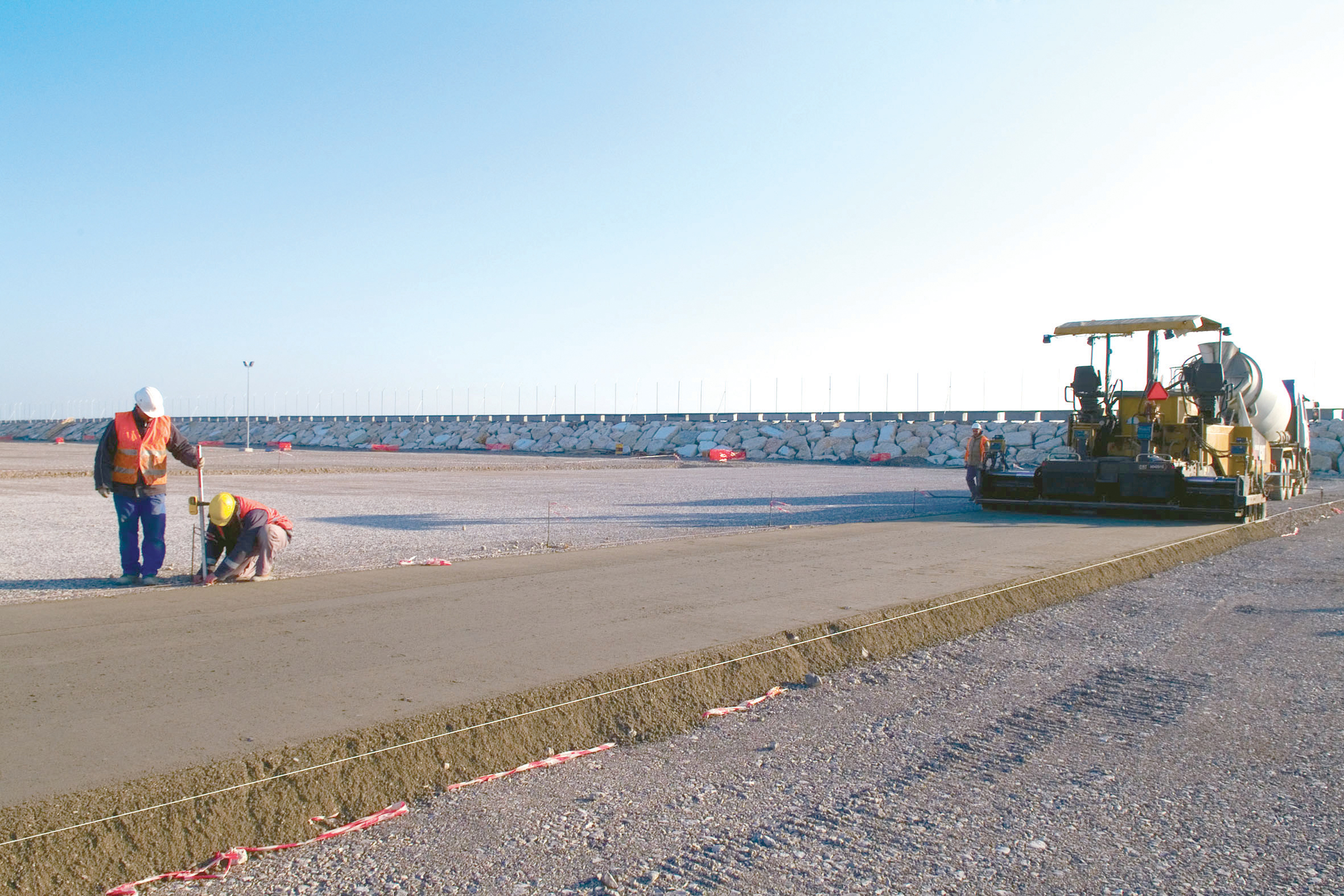 The new Cat AP655D paver is used for construction of the lean concrete binding layer, with a thickness of approximately 8cm 