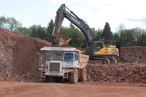 CPI's Perlini DP405 and Volvo excavator