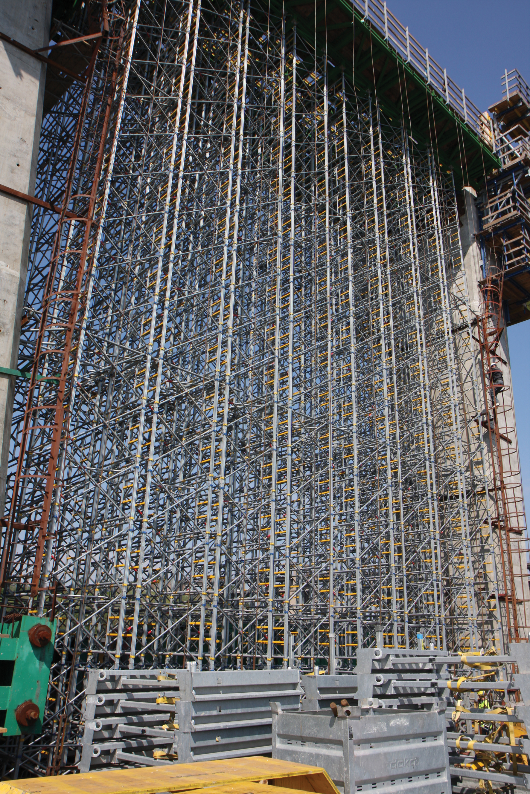 Doka formwork is being used on two suspension towers for the new multi-lane cable-stayed bridge in Zaporozhye, Ukraine