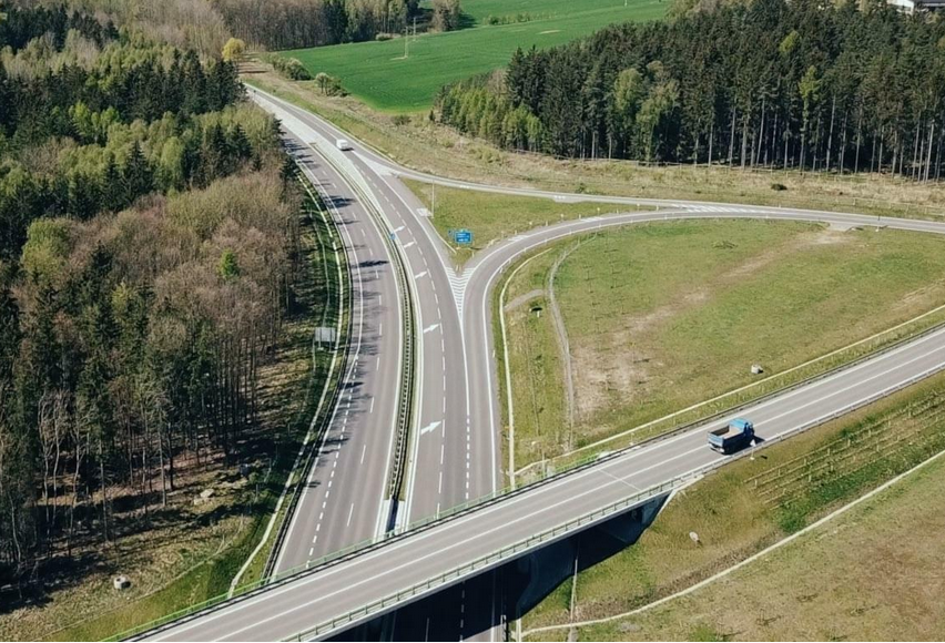 The contract is for designing, financing, building, operating and maintaining a 32km motorway and converting 17km of existing infrastructure into a dual two-lane carriageway (image courtesy ViA SALis)