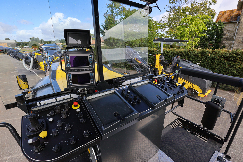  The operator has a clear view of all relevant information via the two 7-inch fullcolour displays. (Photo: Bomag)