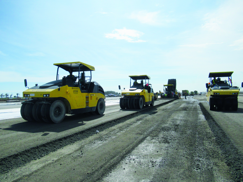 Twin drum and pneumatic rollers from BOMAG completed the compaction of the surface at the NYIA airport 