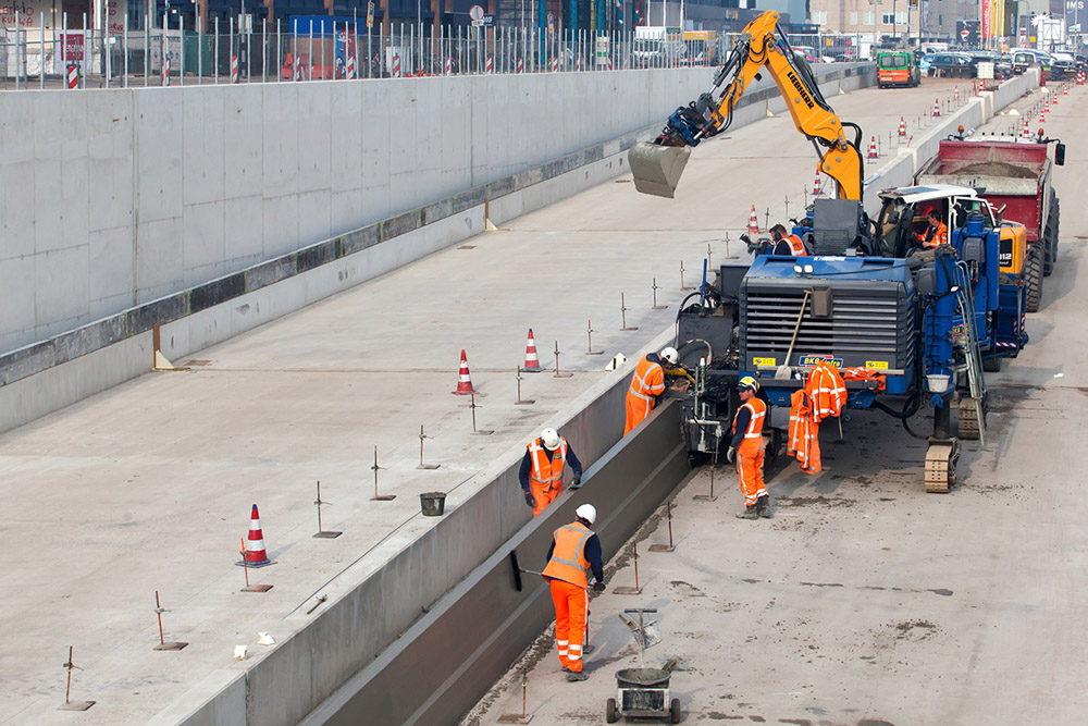 Installing the last section of the 100m-long pedestrian bridge at Drievliet - image © courtesy of Frank Jansen