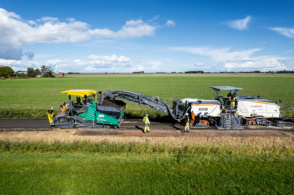 A well-practised team: the Wirtgen W 240 CRi cold recycler transfers the prepared material by conveyor to the Vögele SUPER 2100-5i paver which paves it immediately.