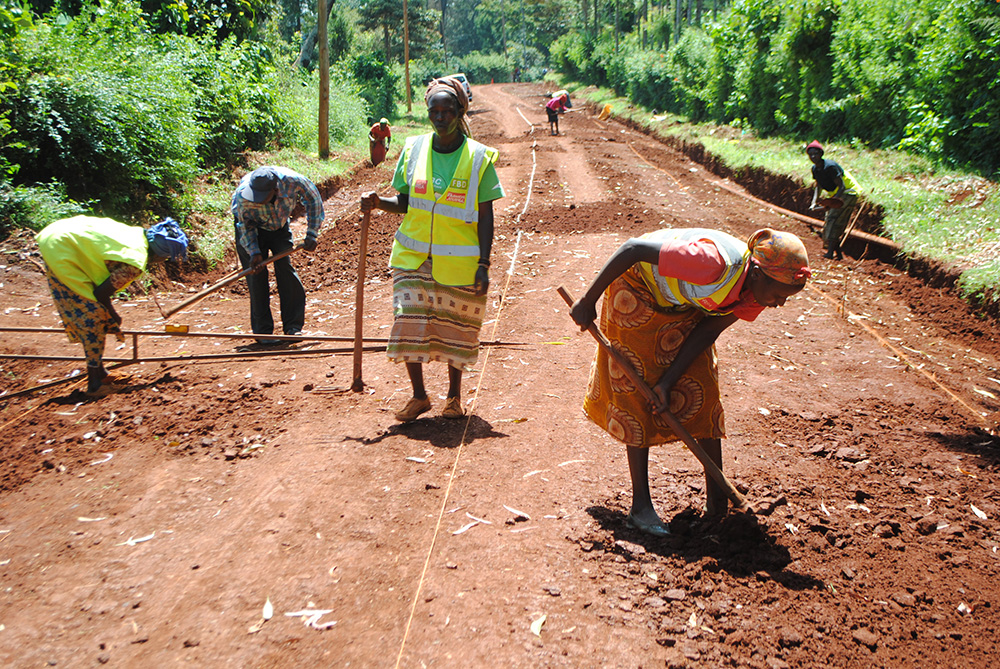 Labour-intensive road construction methods are still used in East Africa’s rural areas to build access connections at Namanga (Kenya-Tanzania border)