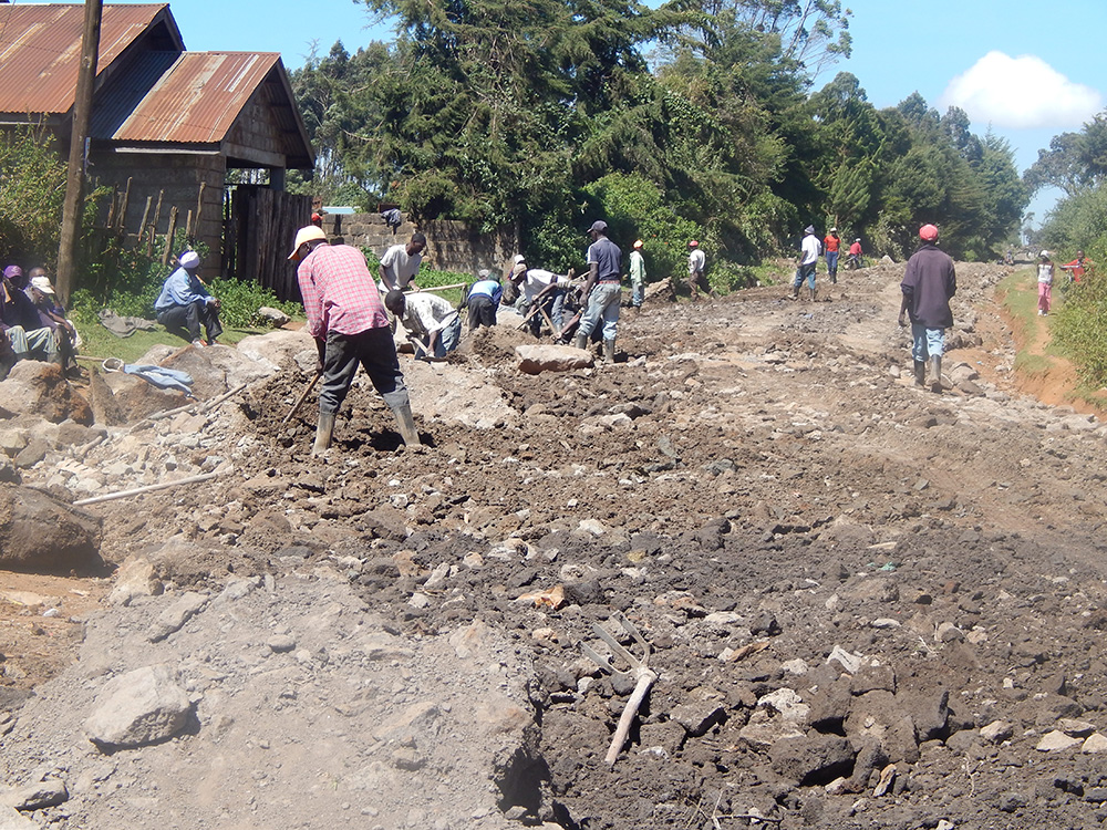 Labour-intensive road construction methods are still used in East Africa’s rural areas to build access connections at Namanga (Kenya-Tanzania border) 5: Heavy equipment plays an important role for road building in East Africa