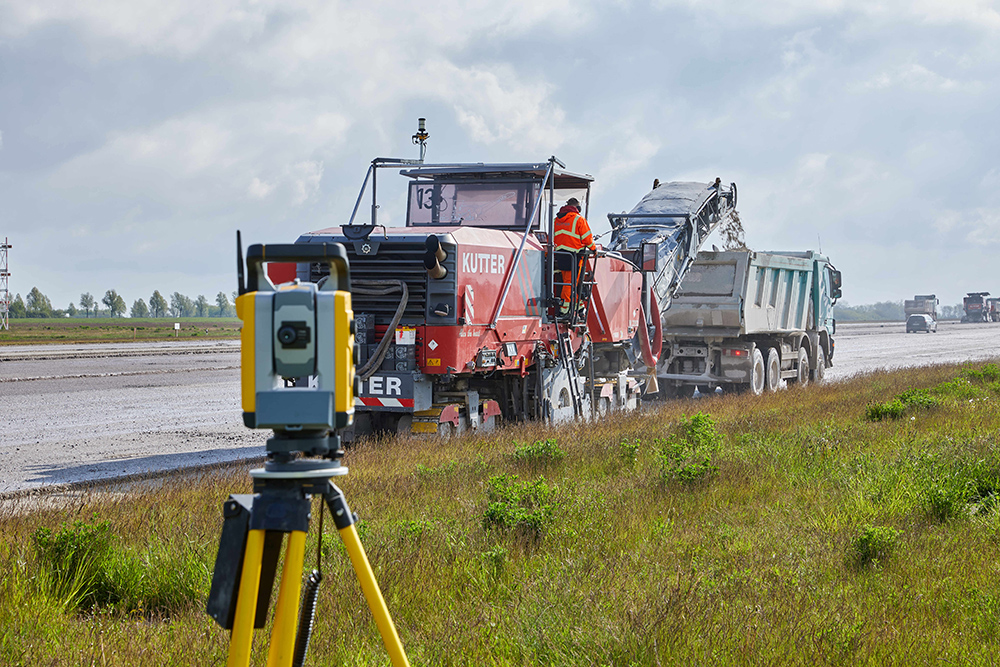 The Trimble technology allows the equipment to recognise each total station enabling reliable changes between each unit as the milling machines moved forwards