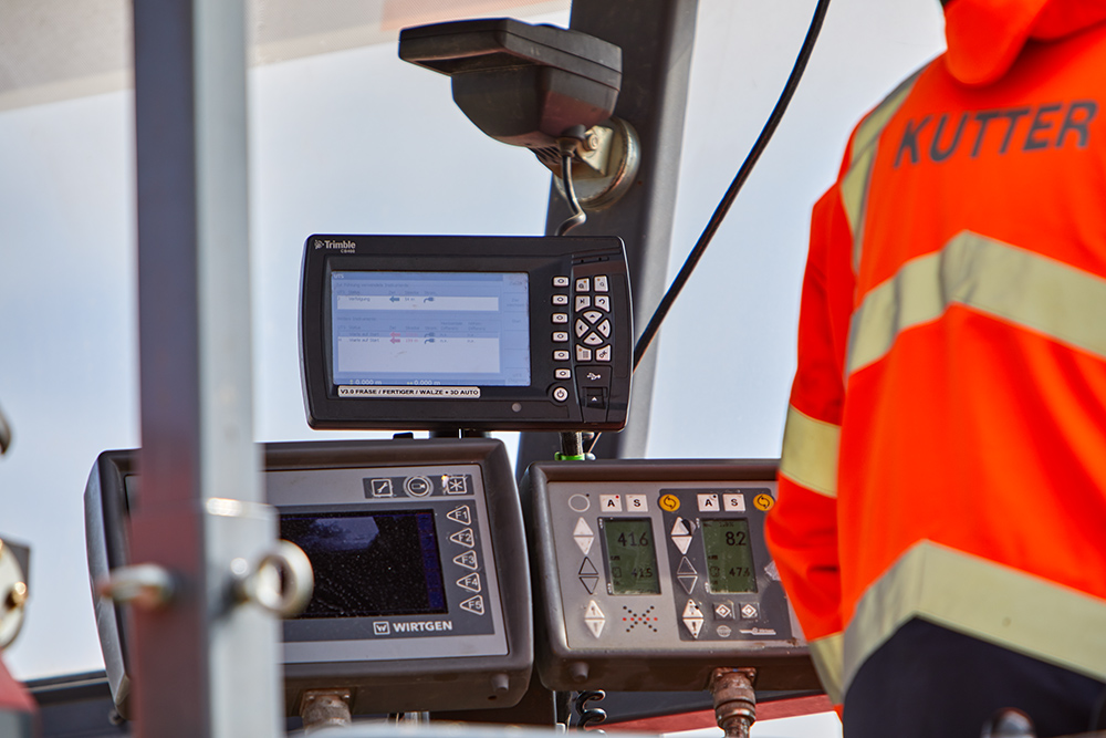 Screens in the cab provided the machine operator with a continuous picture of the job and what the equipment was doing