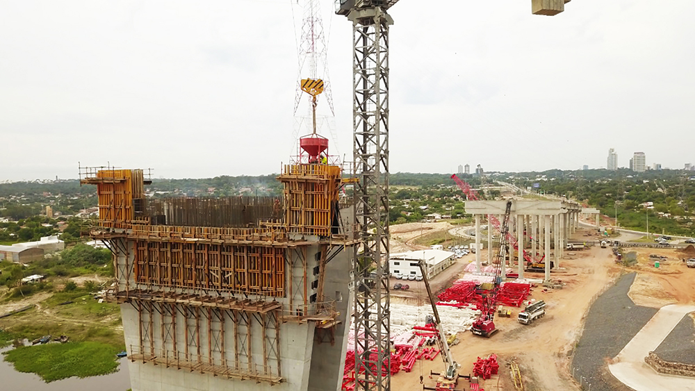 Concrete has been poured for the two towers supporting the bridge structure © MOPC Paraguay