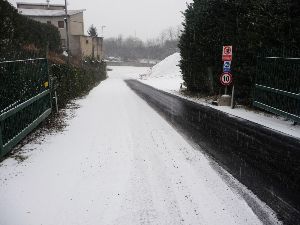 Anti-icing asphalt pavement (on the right) compared to the same without anti-icing (on the left) in Brianza, Italy