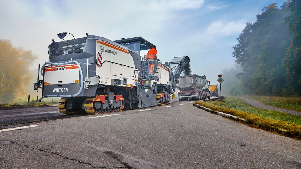 Benninghoven offers a wide range of “hot and cold” recycling feed systems for reusing reclaimed asphalt. The recycling systems can also be retrofitted on existing asphalt mixing plants 
