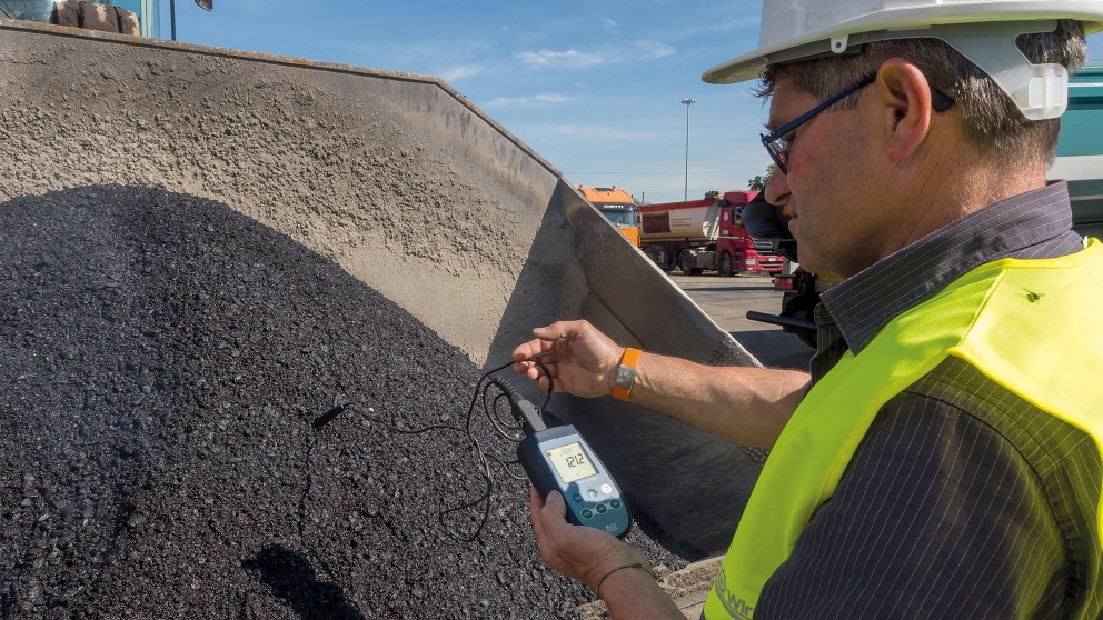 Reduced-temperature asphalt offers a high potential for saving energy and CO2: The key contribution comes from the production, i.e. from a Benninghoven asphalt mixing plant with the appropriate technology.