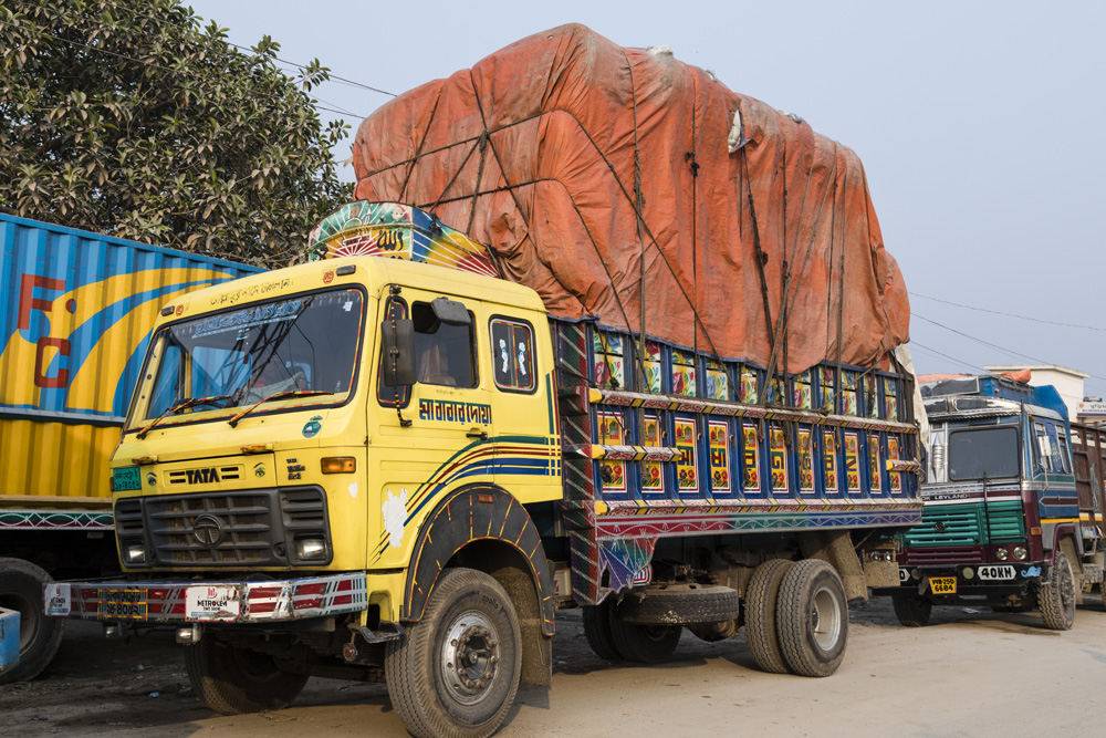 On-road haulage in Bangladesh can be slow and costly, due to the poor state of the roads (© Manfred Thuerig | Dreamstime.com) 