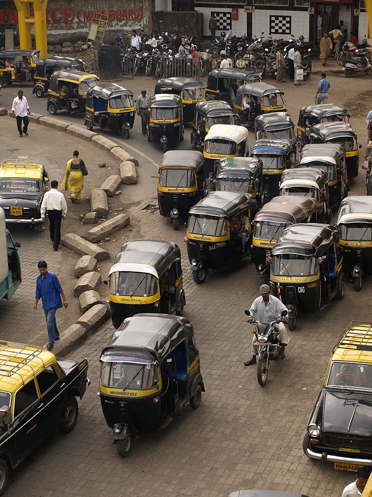 Journey times can be long on Mumbai’s crowded streets © Filmlandscape, Dreamstime.com