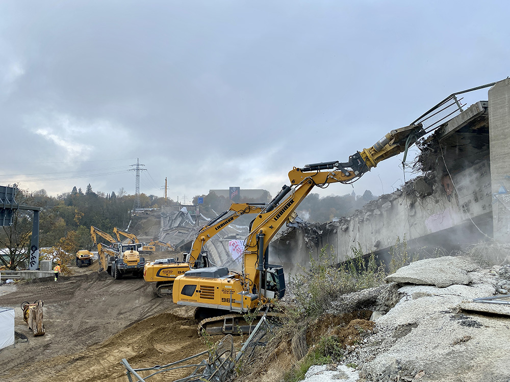 A fleet of 23 Liebherr construction machines were able to remove around 15,000m³ of demolition material from a former large bridge in Wiesbaden, Germany