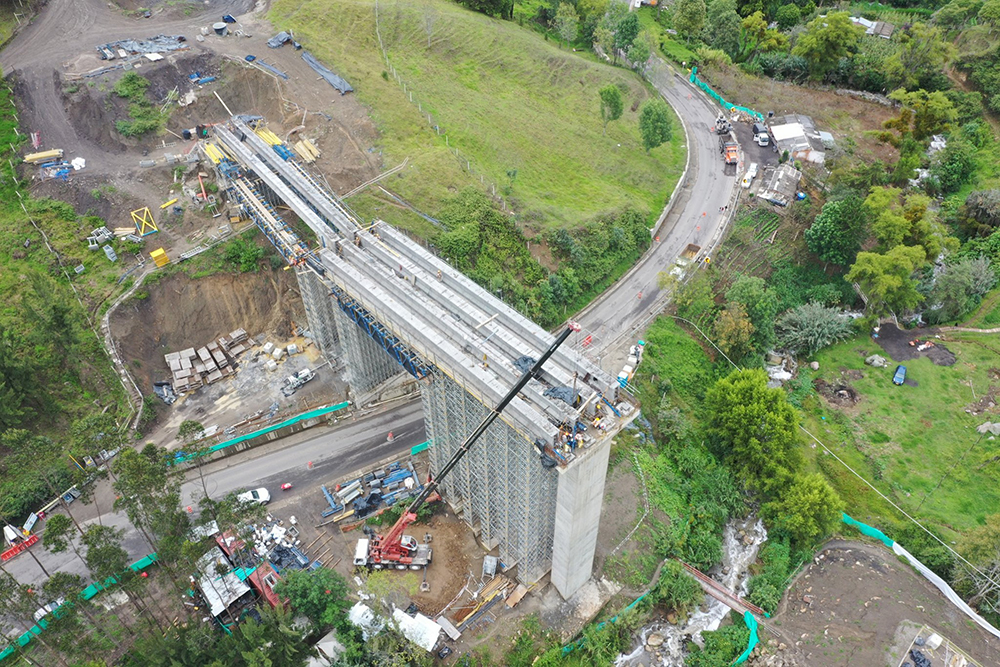 Panoramic view of the assembly of the precast beams on viaduct 205 with a length of 200m located in the Naranjo sector – image courtesy of Unión Vial Río Pamplonita 