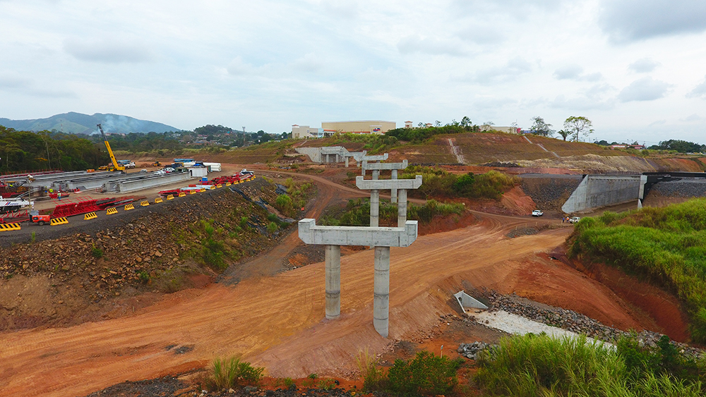 Construction of columns and lintels to build one of the first interchanges (image courtesy of Public Works Ministry of Panama (MOP))