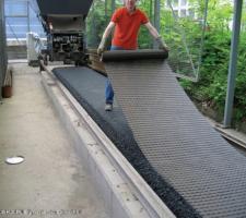 Installation of the asphalt surface course on asphalt reinforcement