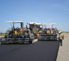 Echelon paving with two pavers working together