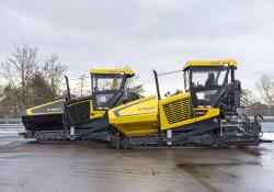 One of the key developments for the new BOMAG pavers is the new electronic side-mounted control panel