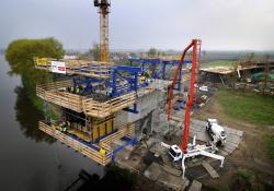Constructing motorway bridge over River Elbe 