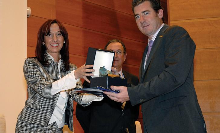 Doka Espana receiving award